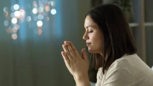 Según la neurociencia, las personas que rezan antes de dormir activan su cerebro y mejoran el descanso un 87%